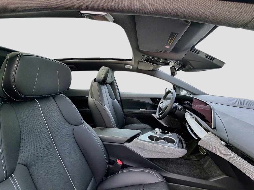 Certified 2025 Cadillac Optiq Sport 2 w/ LPO, Floor Liner Package AWD/4WD image 32