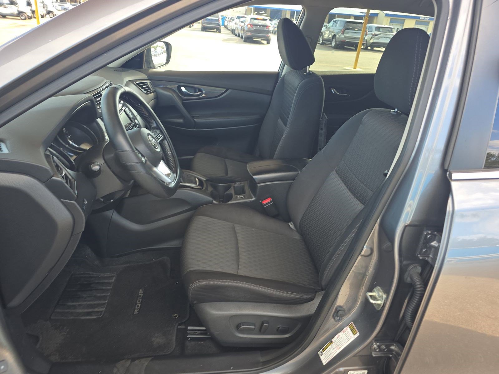 Used 2020 Nissan Rogue SV image 6