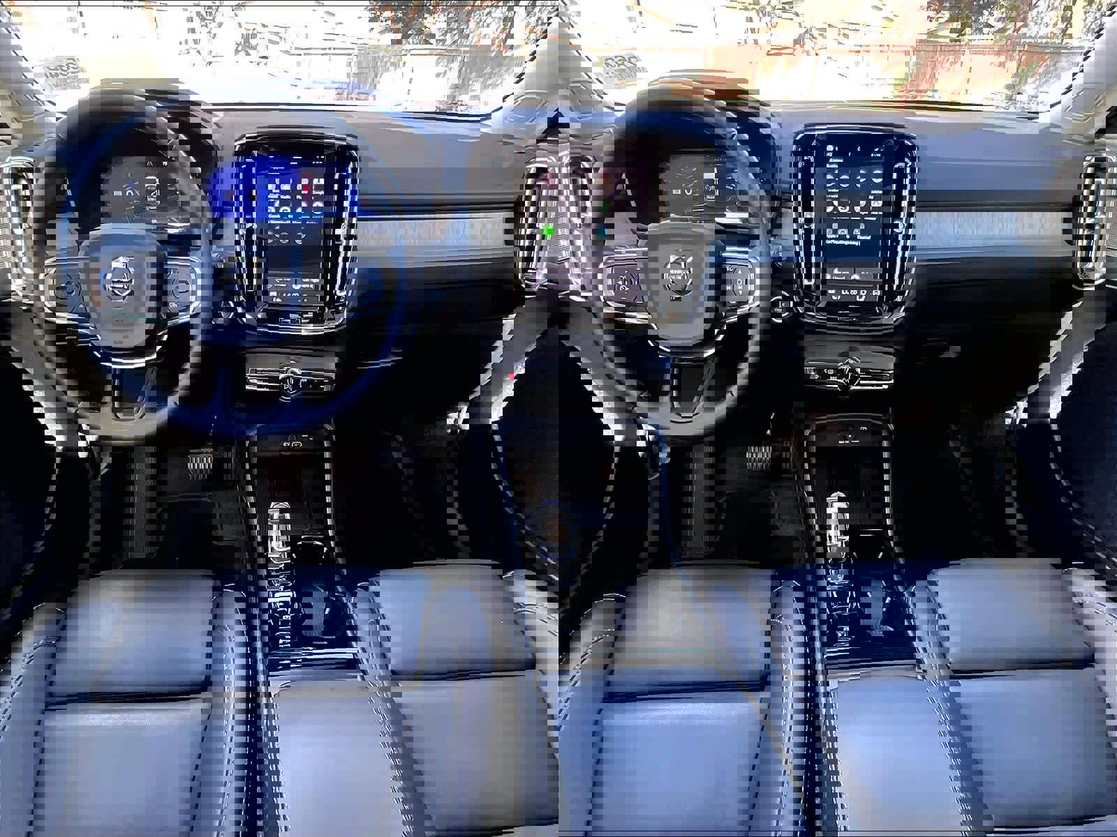 Used 2025 Volvo XC40 B5 Plus image 18