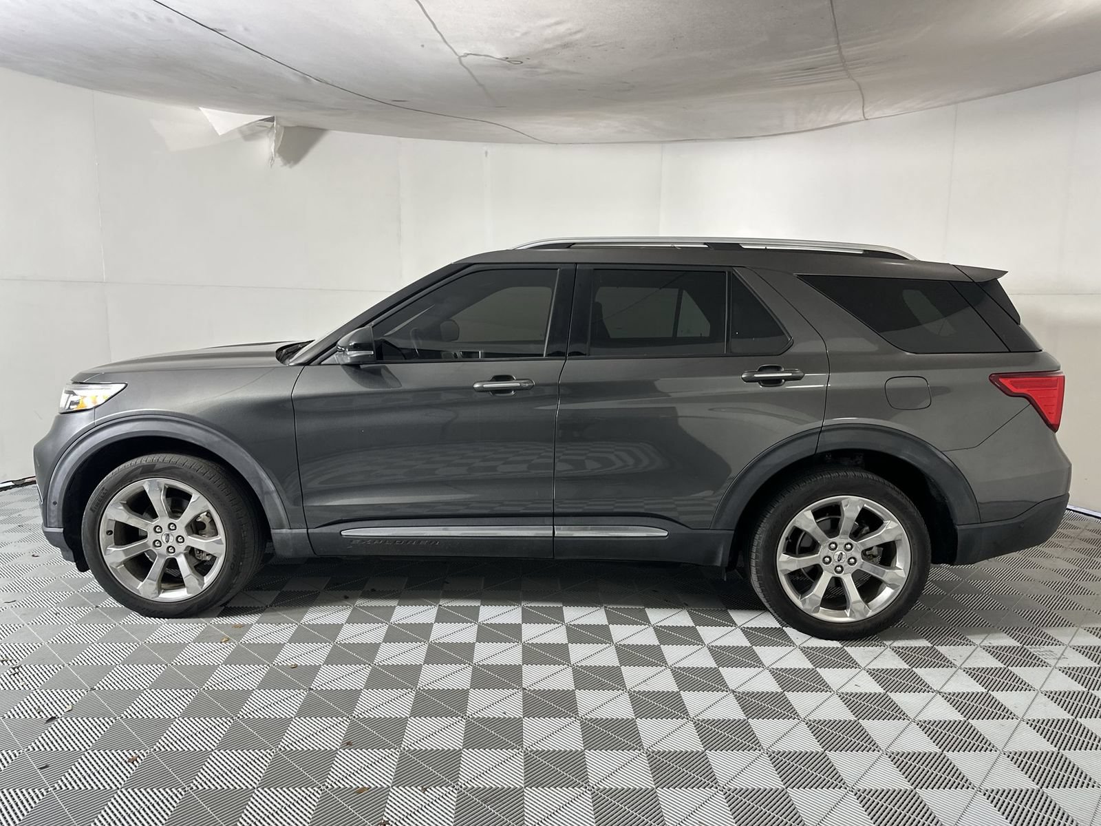 Used 2020 Ford Explorer Platinum w/ Premium Technology Package AWD/4WD image 5