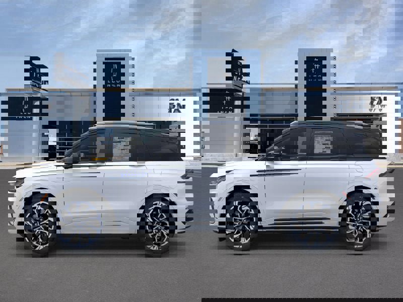 Used 2025 Lincoln Nautilus Reserve image 3