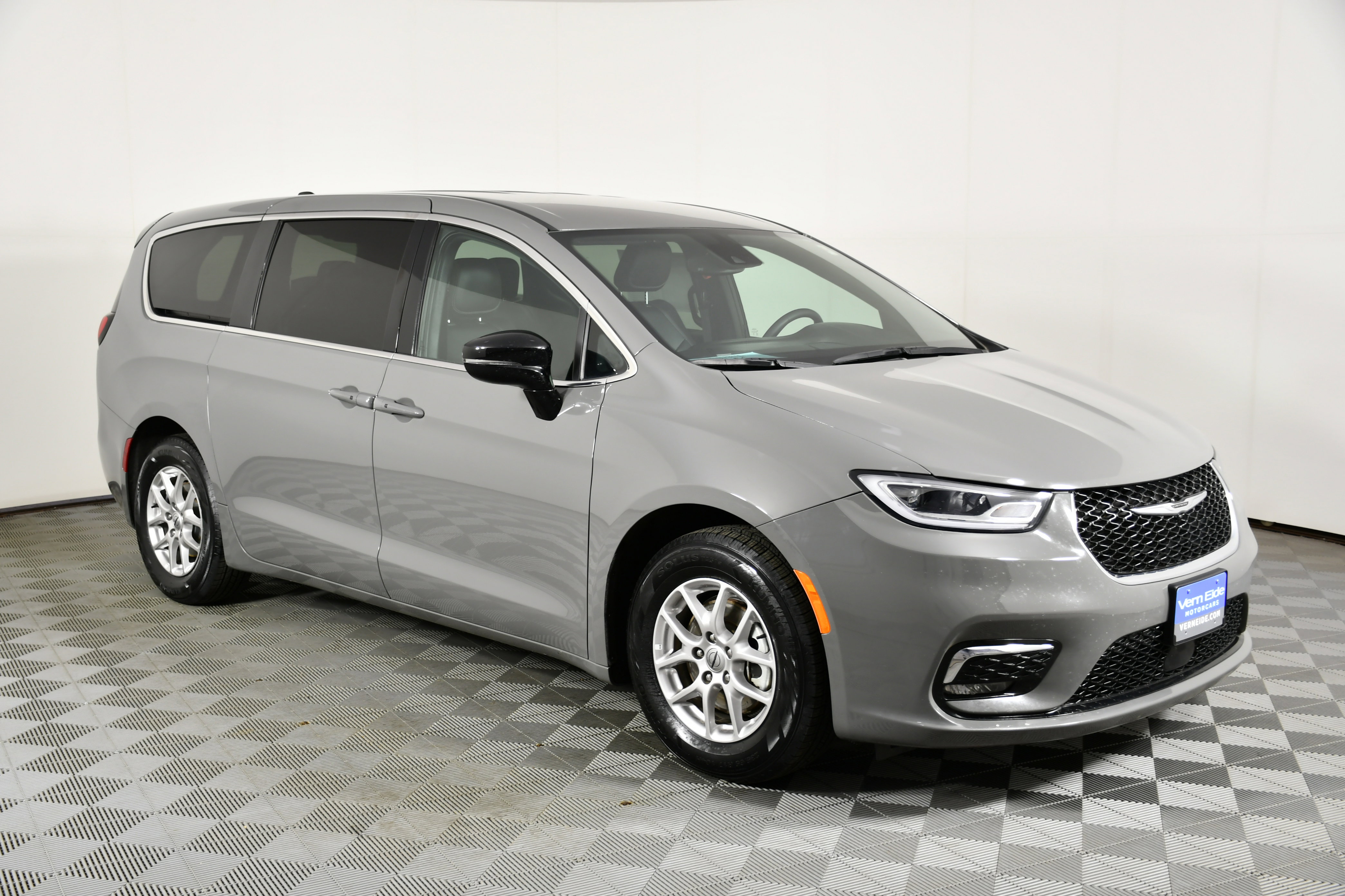 Used 2025 Chrysler Pacifica Select image 4