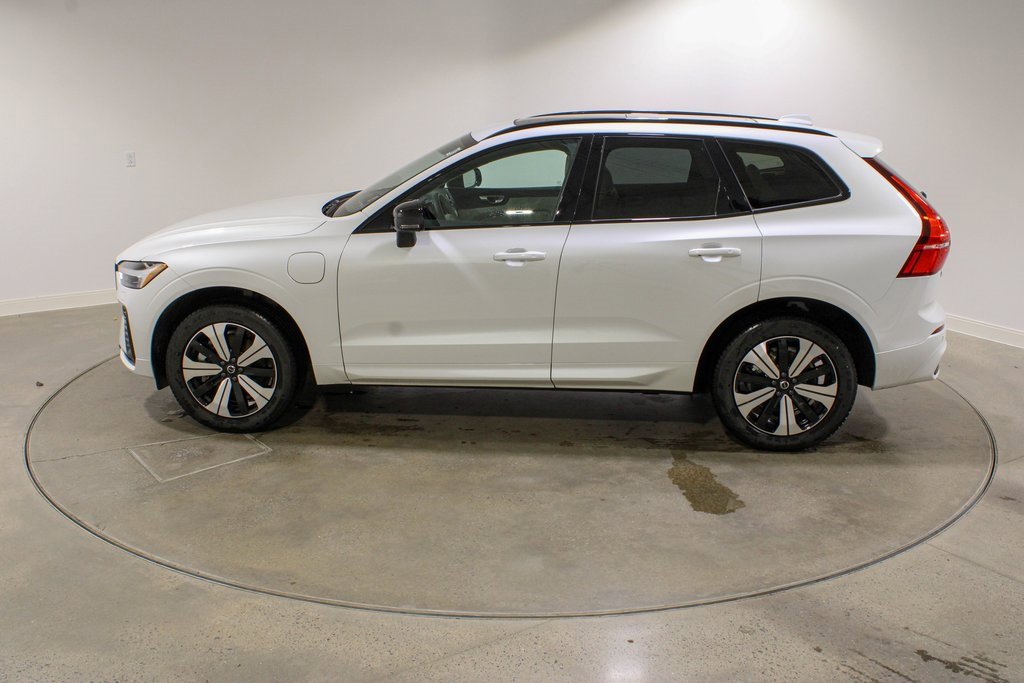 Used 2025 Volvo XC60 T8 Core w/ Climate Package image 2
