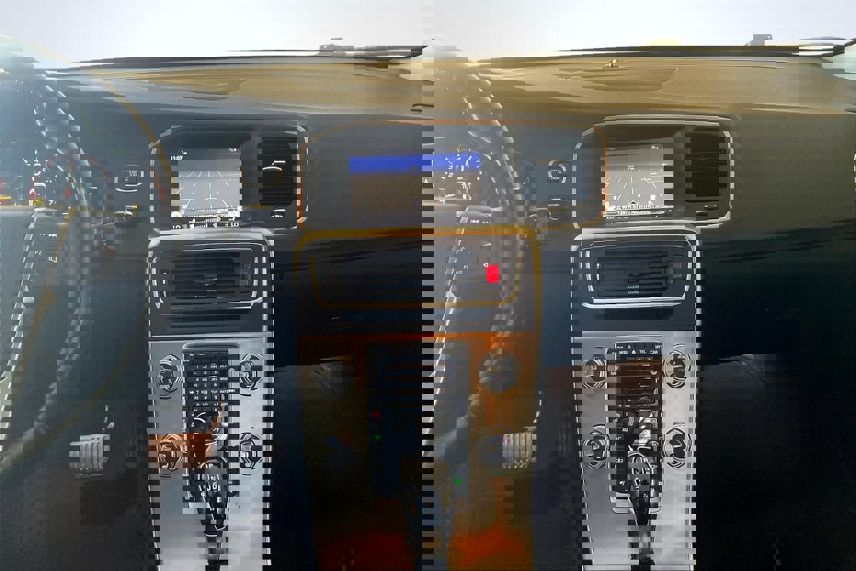 Used 2018 Volvo S60 T5 Inscription image 6