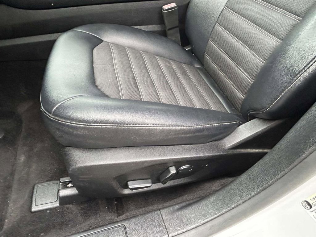 Used 2017 Ford Fusion SE w/ Equipment Group 201A FWD image 17
