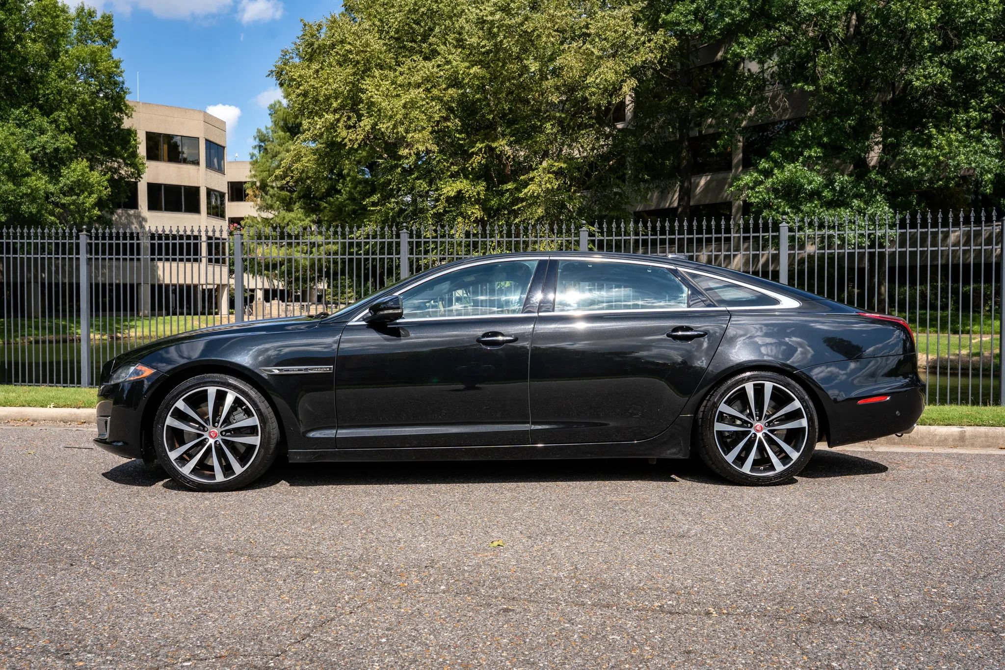 Used 2019 Jaguar XJ L Supercharged RWD image 9