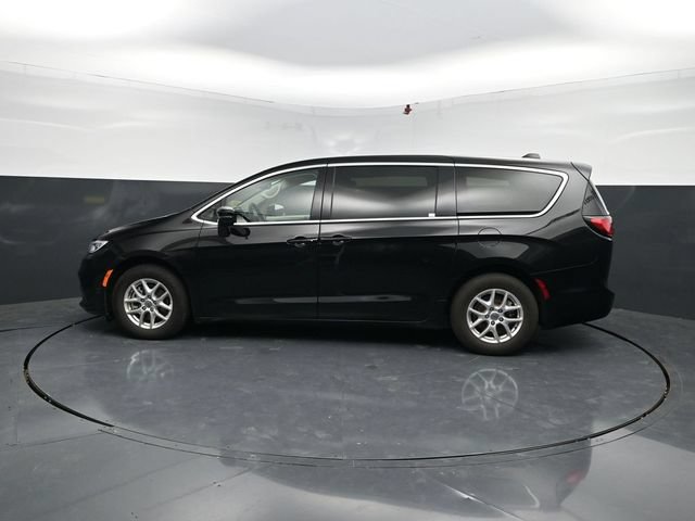 Used 2024 Chrysler Pacifica Touring-L FWD image 4