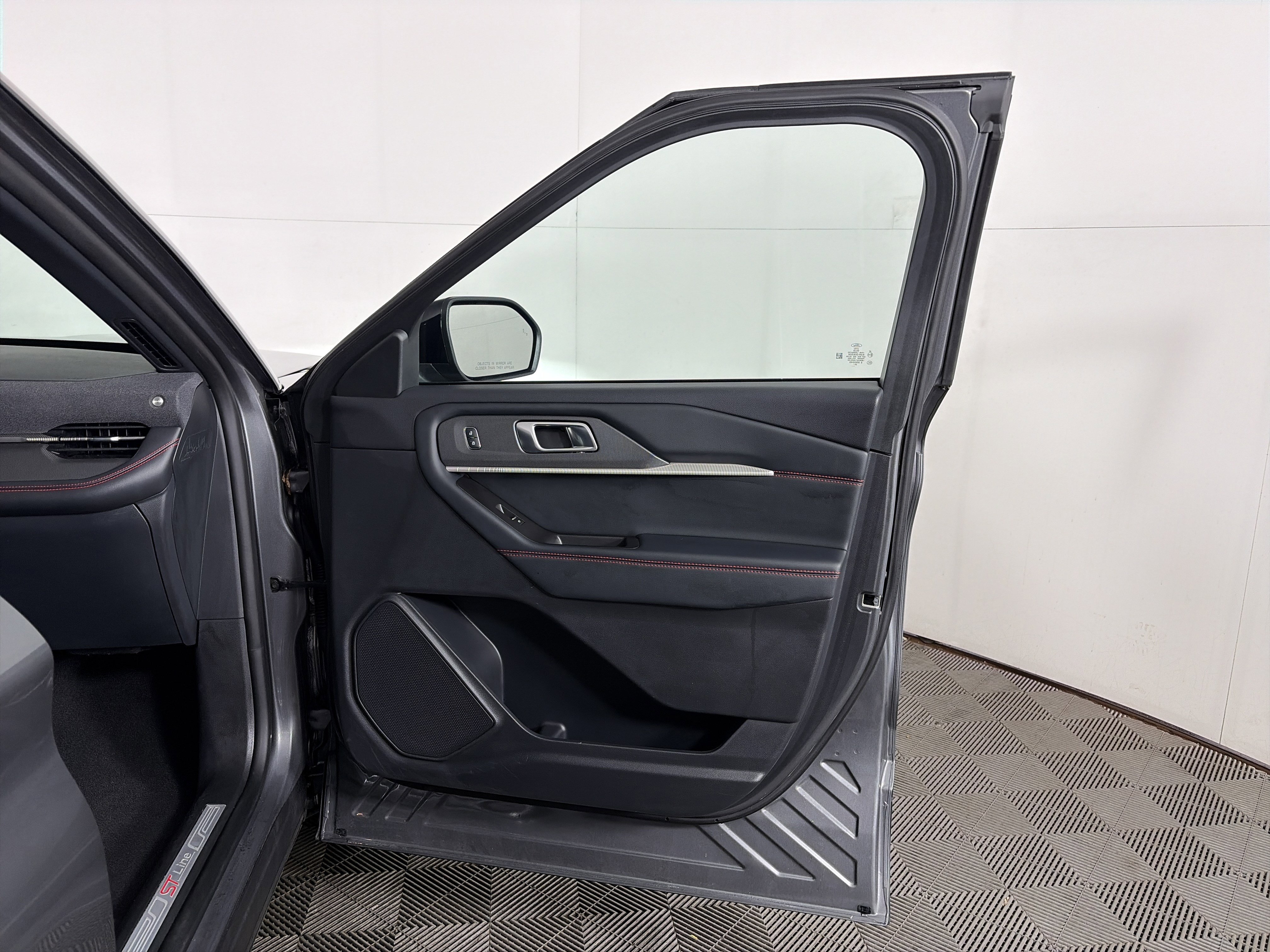 Used 2025 Ford Explorer ST-Line w/ ST-Line Street Pack image 44