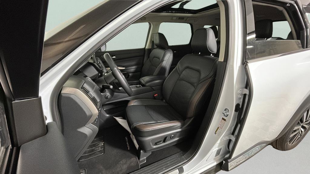 Used 2025 Nissan Pathfinder Platinum image 21