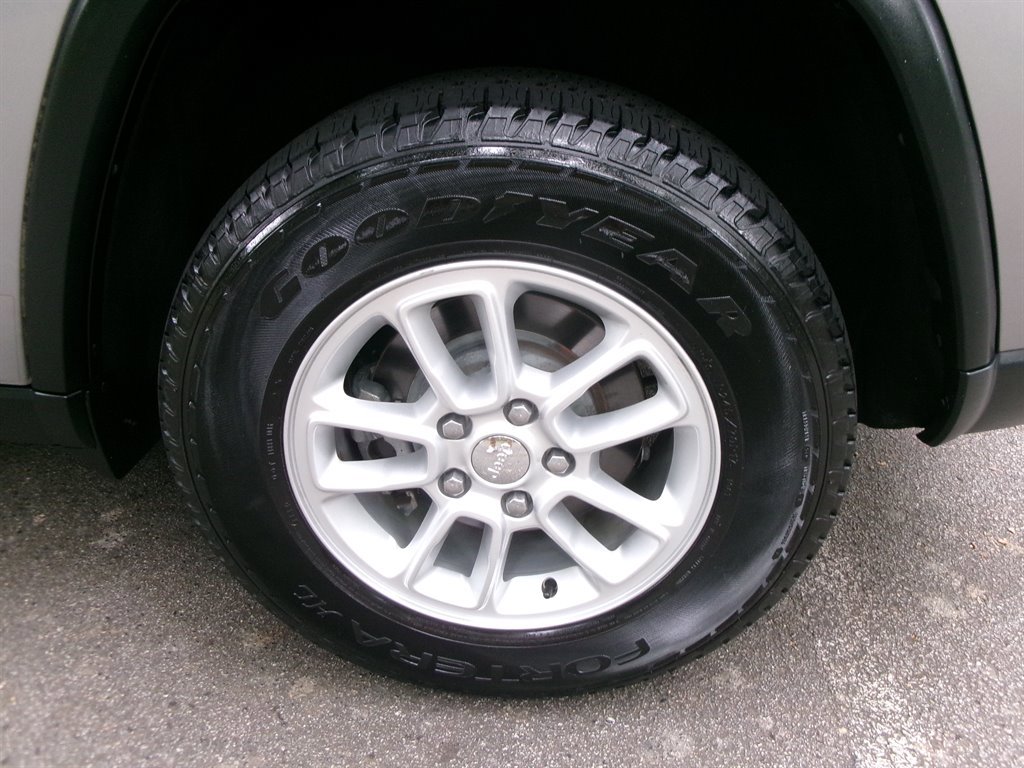 Used 2018 Jeep Grand Cherokee Laredo image 47