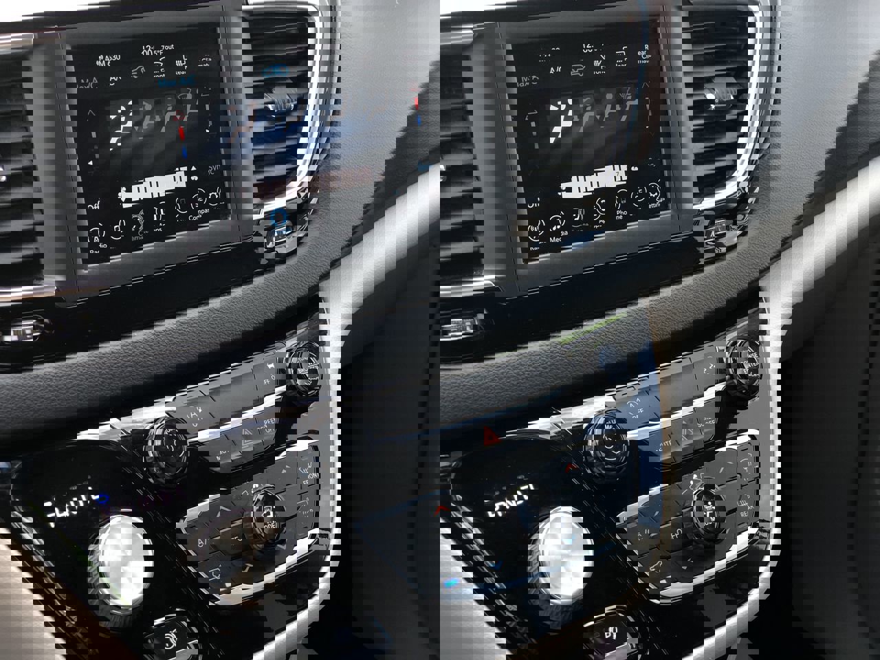 Used 2020 Chrysler Voyager Lxi image 31