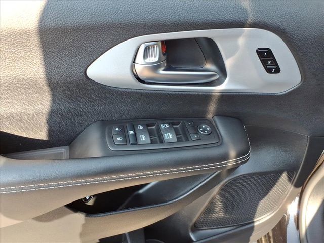 Used 2024 Chrysler Pacifica Limited image 3