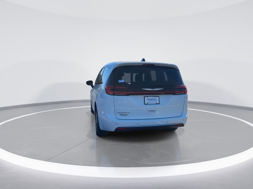 Used 2023 Chrysler Pacifica Touring FWD image 7