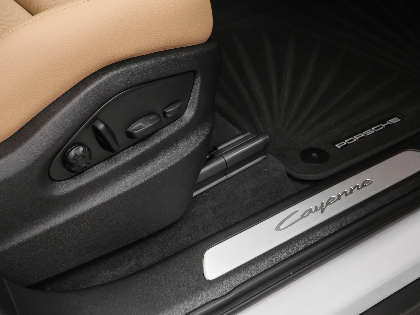 Used 2025 Porsche Cayenne image 18