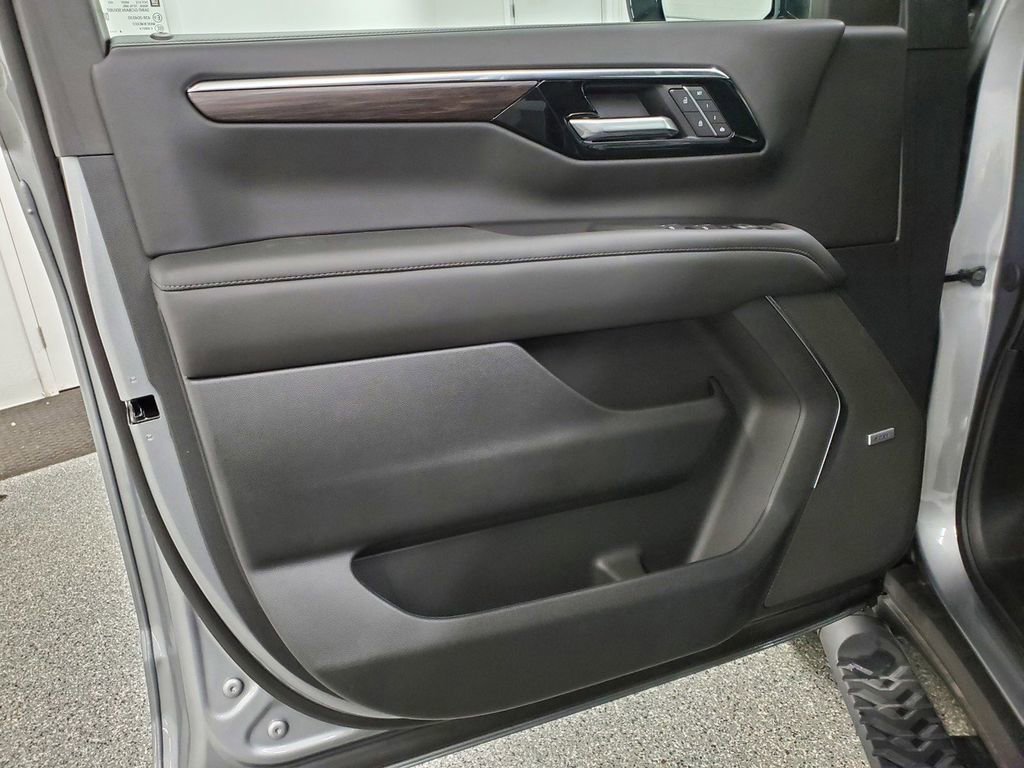 Used 2025 Chevrolet Tahoe Z71 w/ Comfort Package image 12