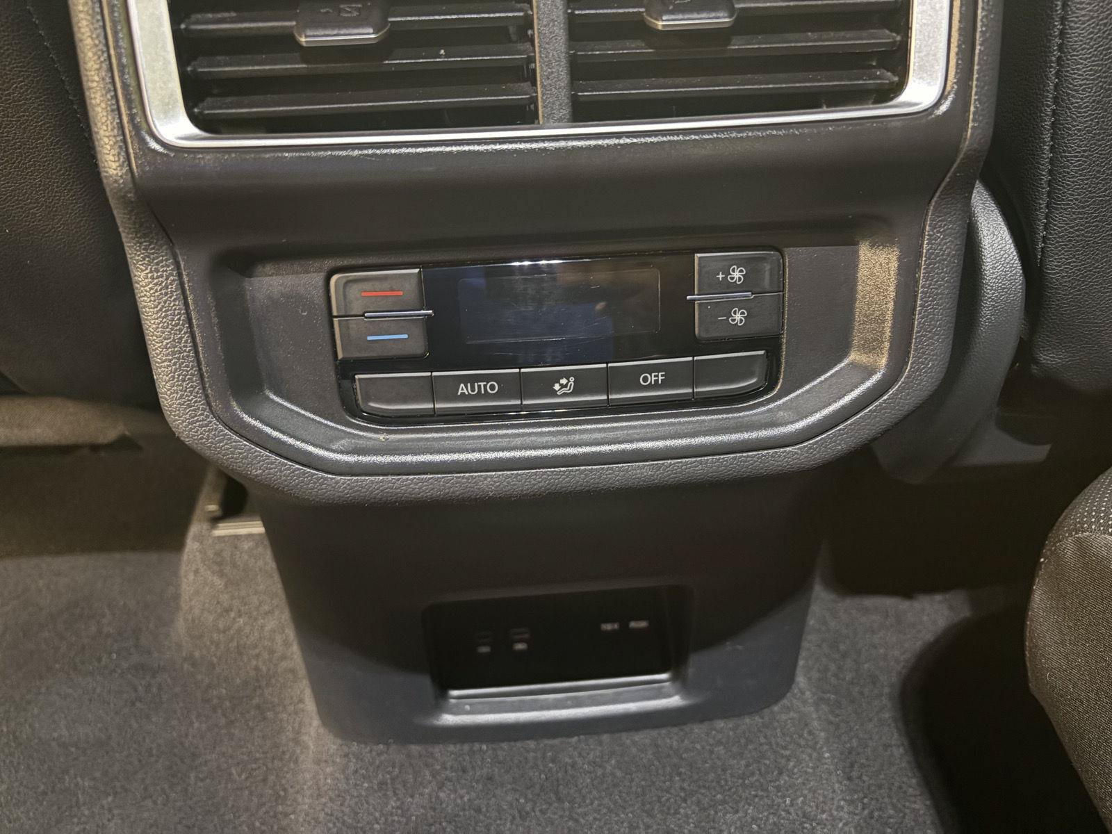 Used 2025 Volkswagen Atlas SE AWD/4WD image 22