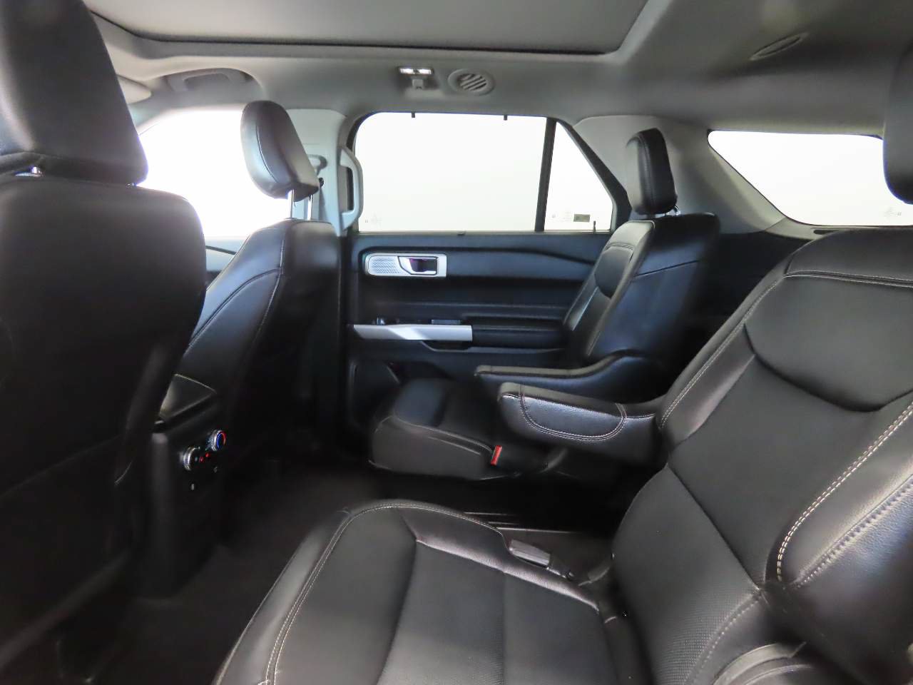 Used 2023 Ford Explorer Limited w/ Limited Technology Package RWD image 17