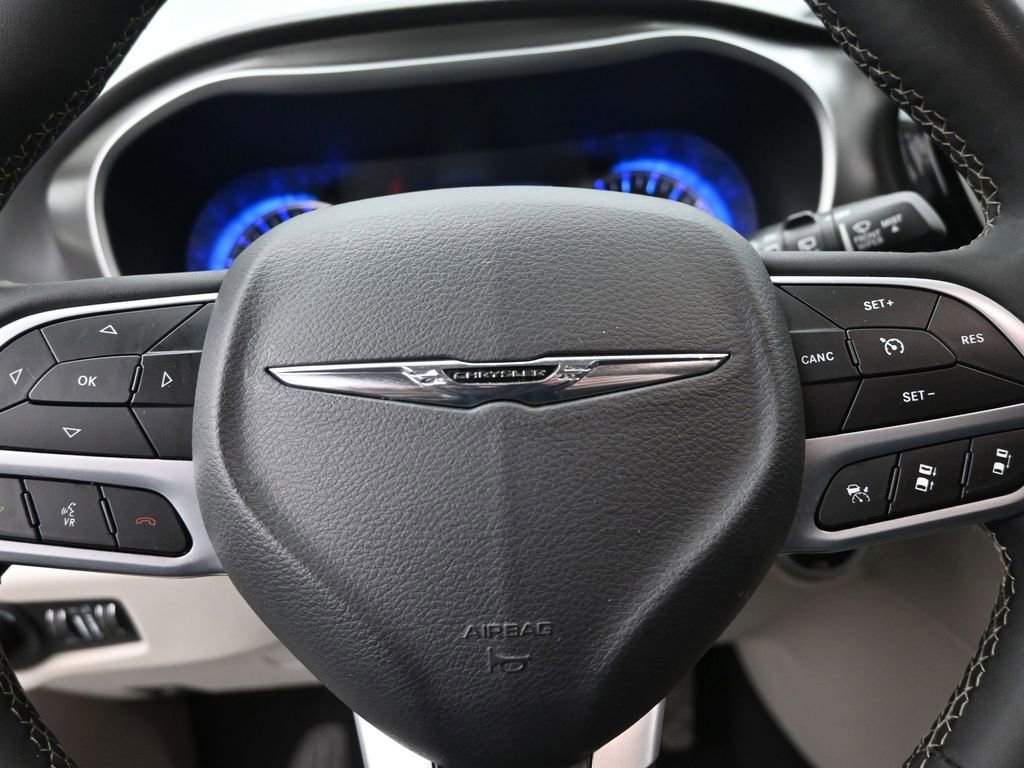 Used 2024 Chrysler Pacifica Touring-L image 14