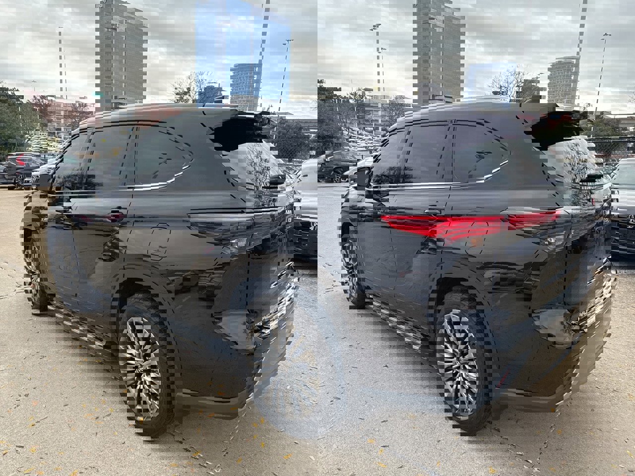 Used 2021 Toyota Highlander Platinum image 4