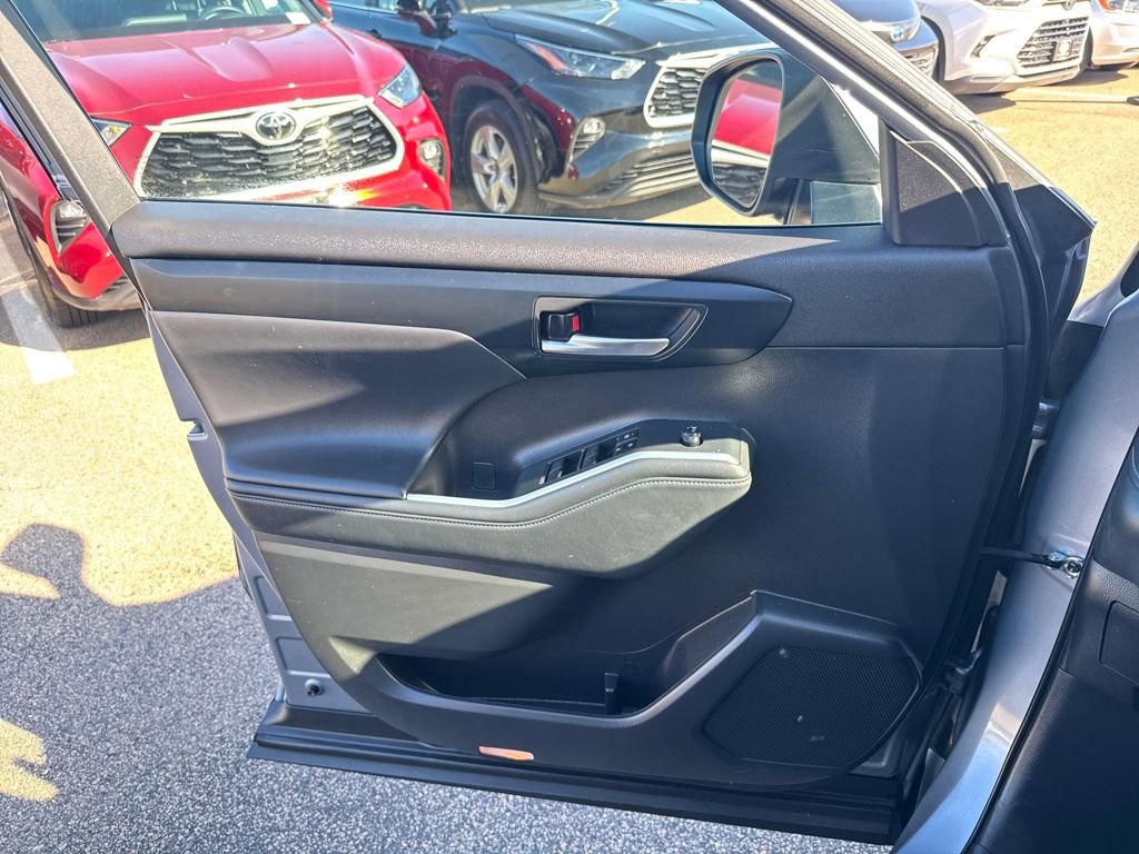 Used 2022 Toyota Highlander XLE image 37