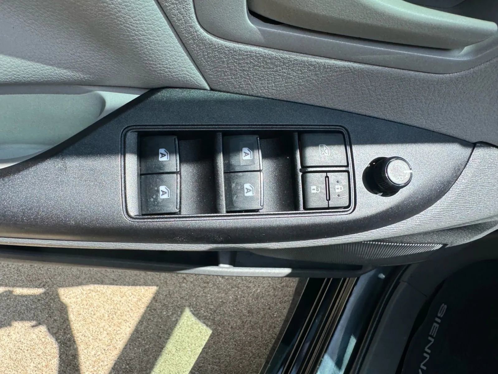 Used 2020 Toyota Sienna L FWD image 13