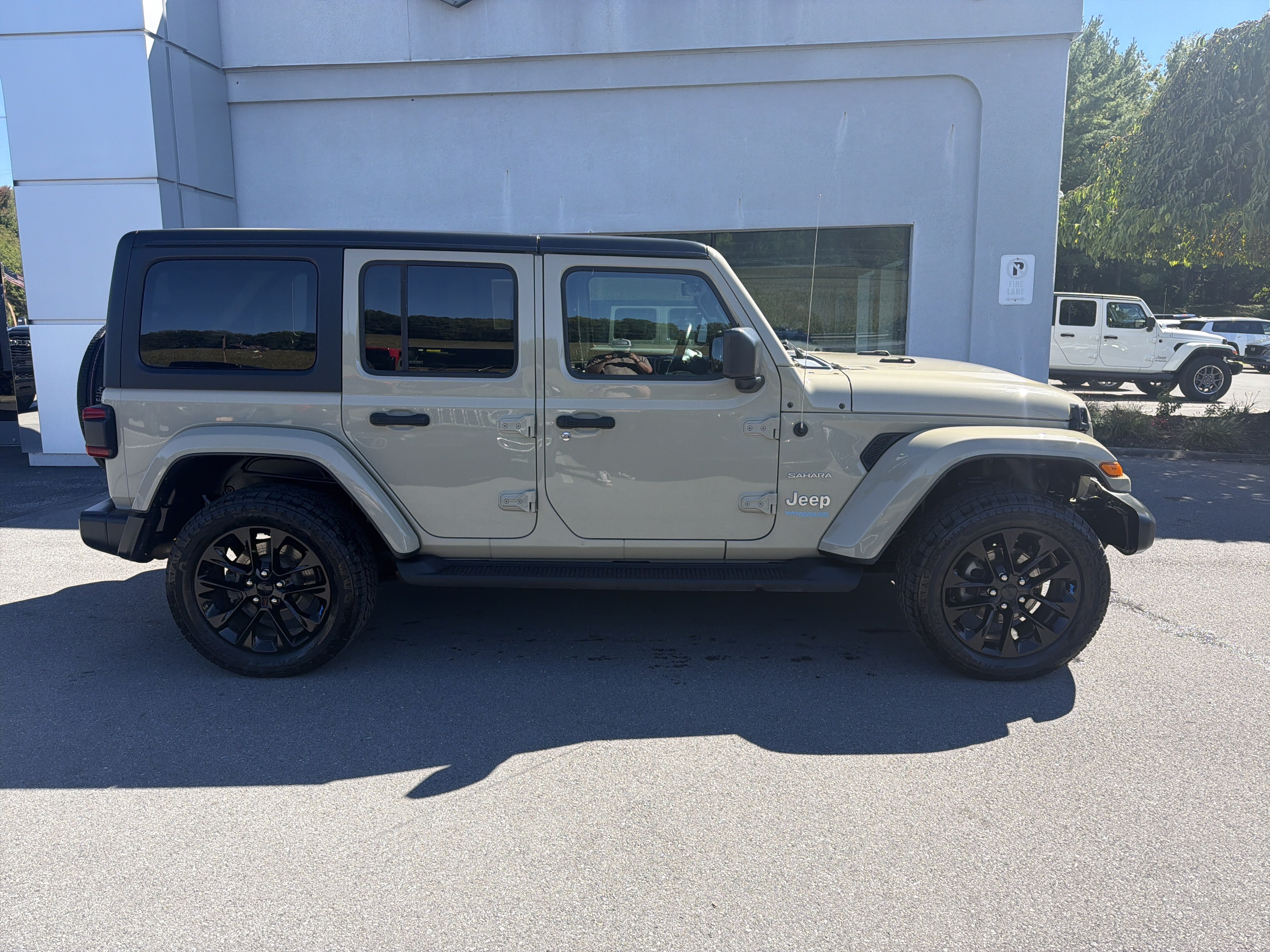 Used 2022 Jeep Wrangler Unlimited Sahara w/ Cold Weather Group AWD/4WD image 2