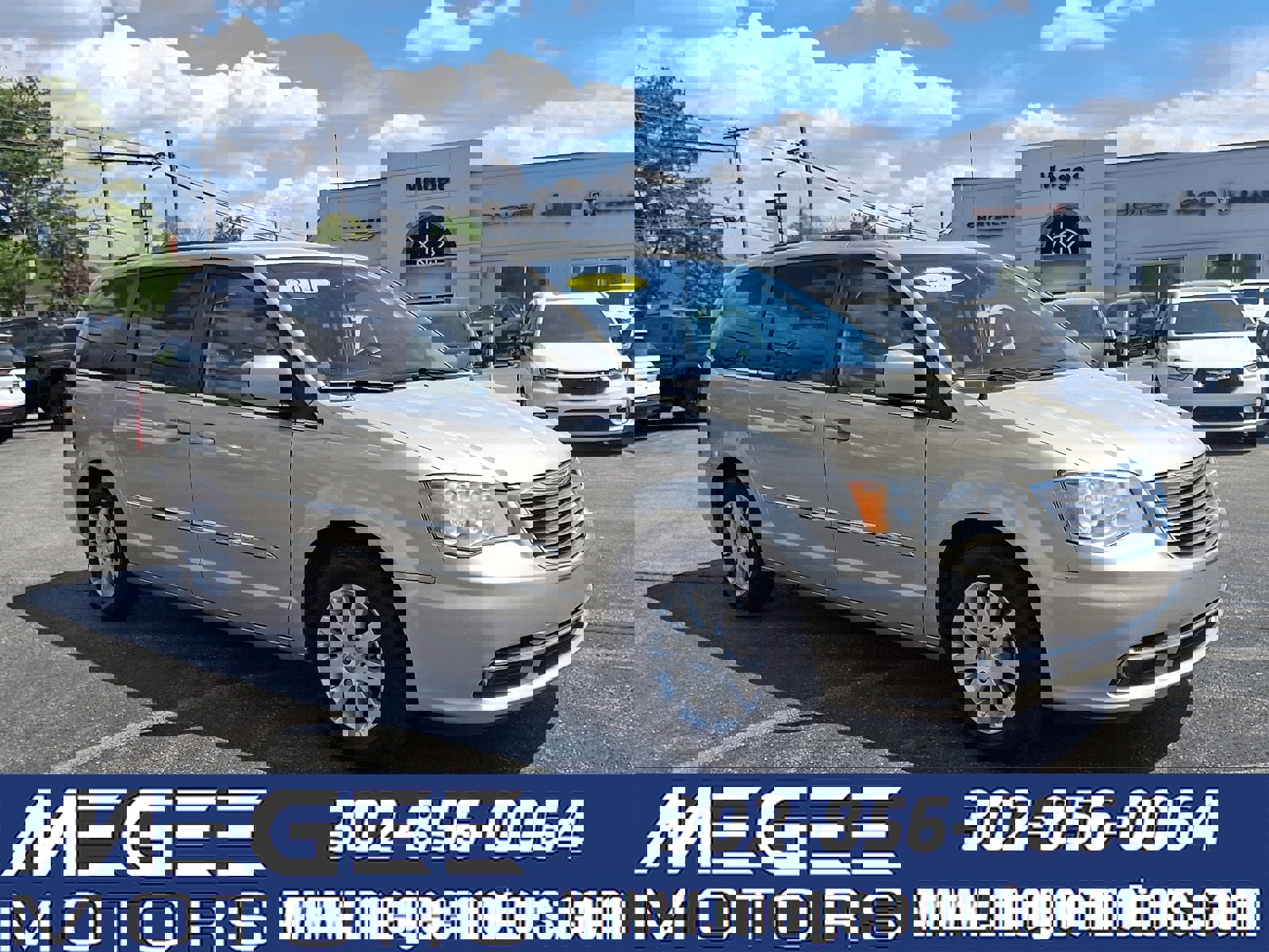 Used 2014 Chrysler Town & Country Touring image 1