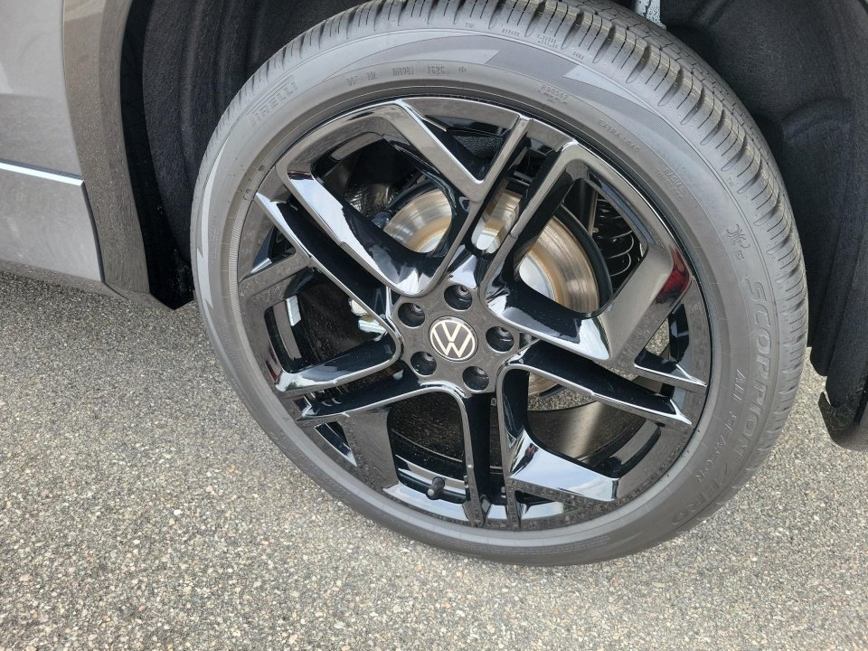 New 2026 Volkswagen Tiguan SE R-Line FWD image 23