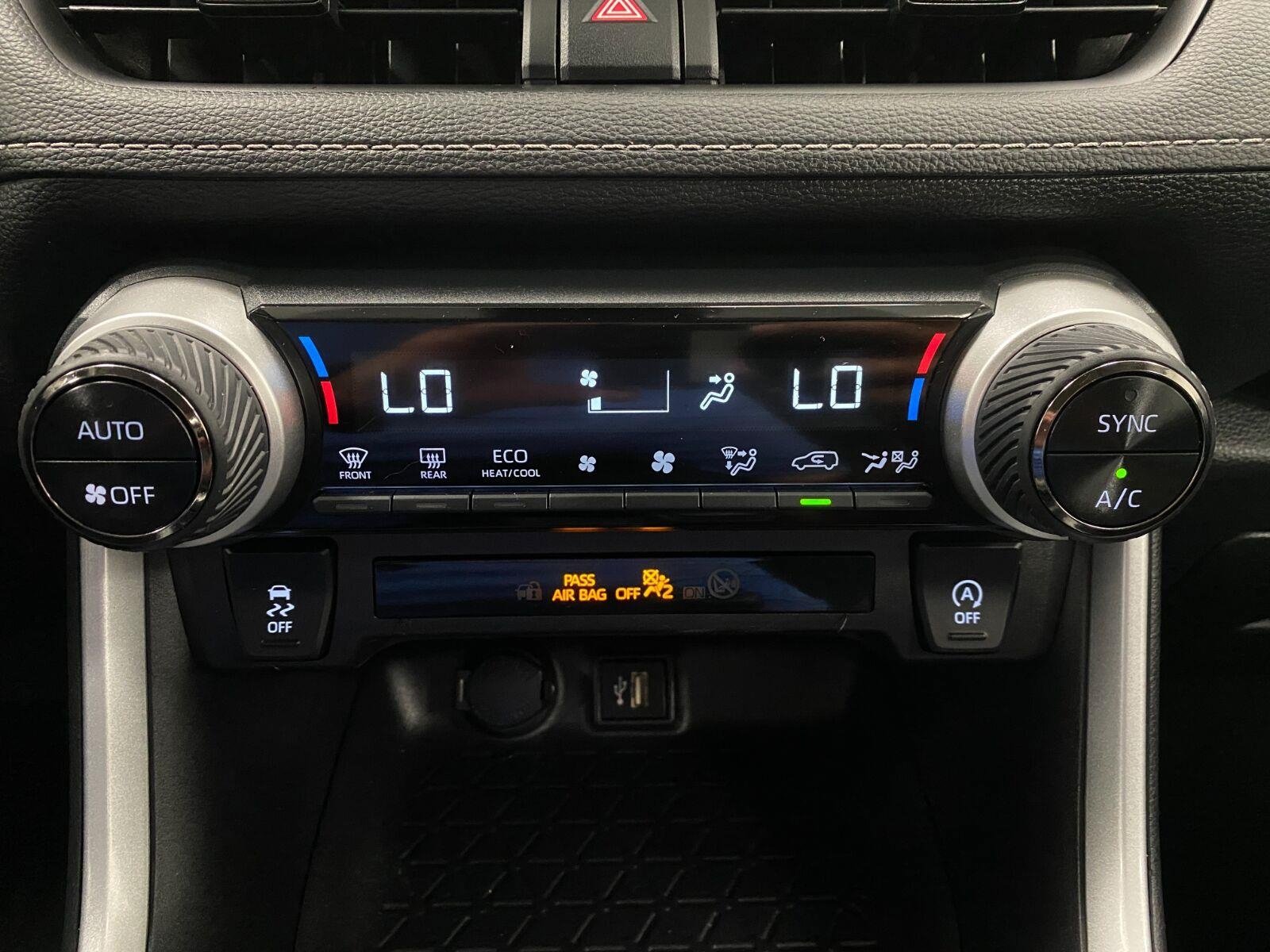 Used 2025 Toyota RAV4 XLE AWD/4WD image 23