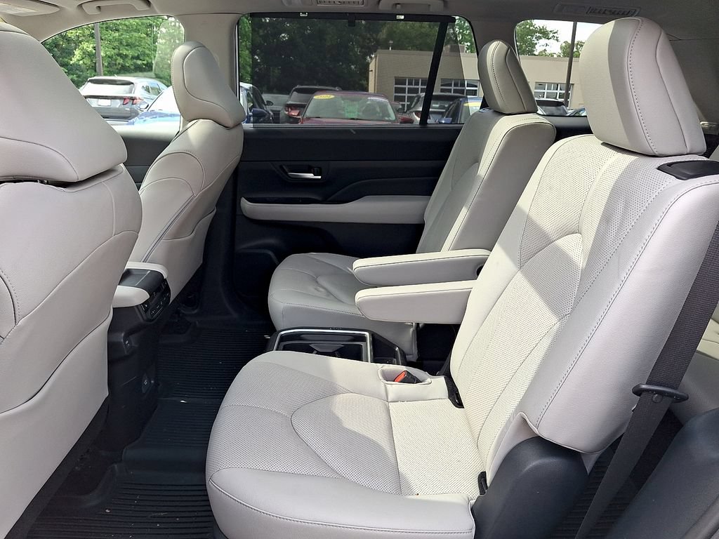 Used 2025 Toyota Grand Highlander FWD image 13