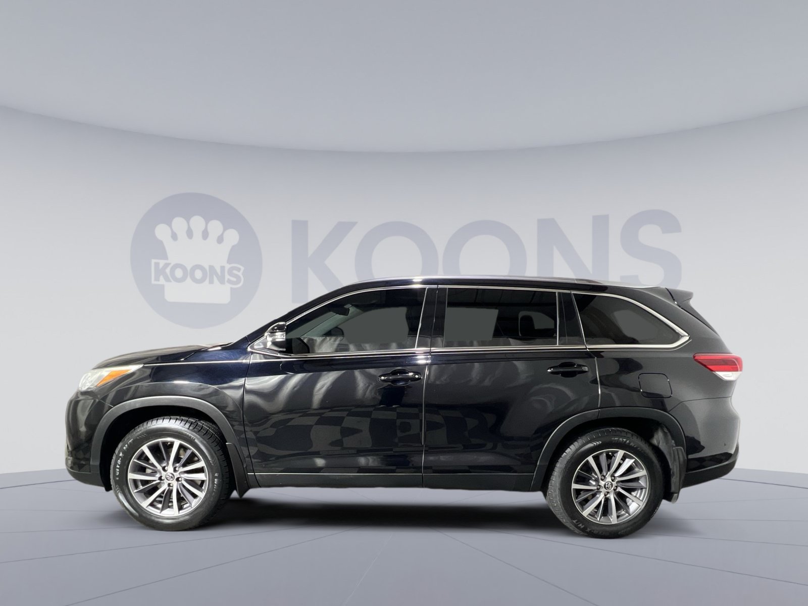 Used 2019 Toyota Highlander XLE AWD/4WD image 2
