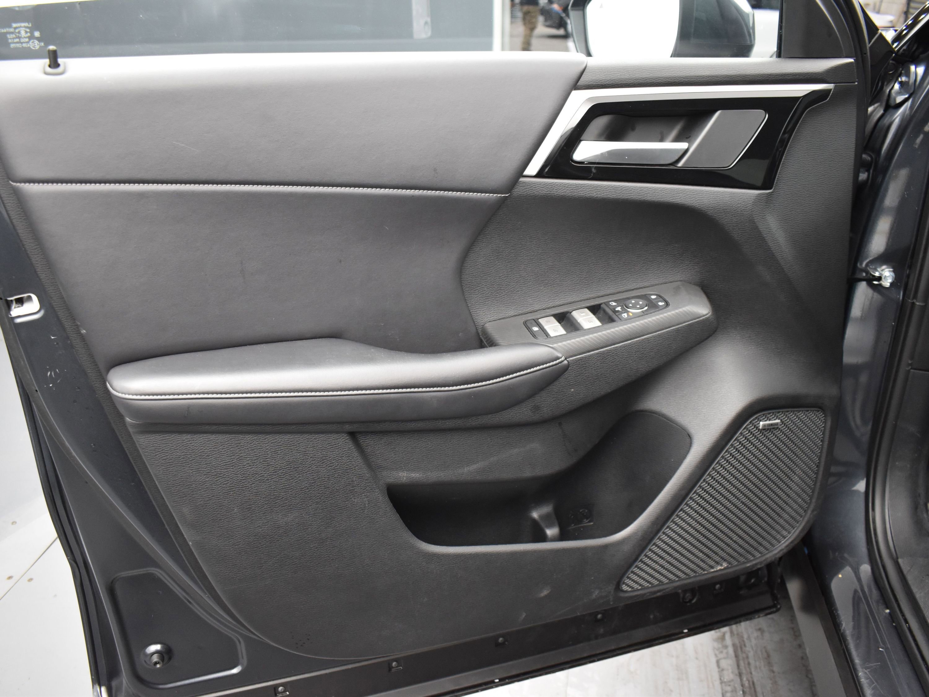 Used 2025 Mitsubishi Outlander AWD image 5