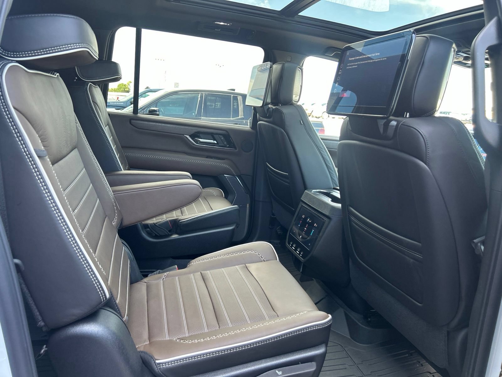 New 2026 GMC Yukon XL Denali Ultimate w/ LPO, Floor Liner Package AWD/4WD image 16