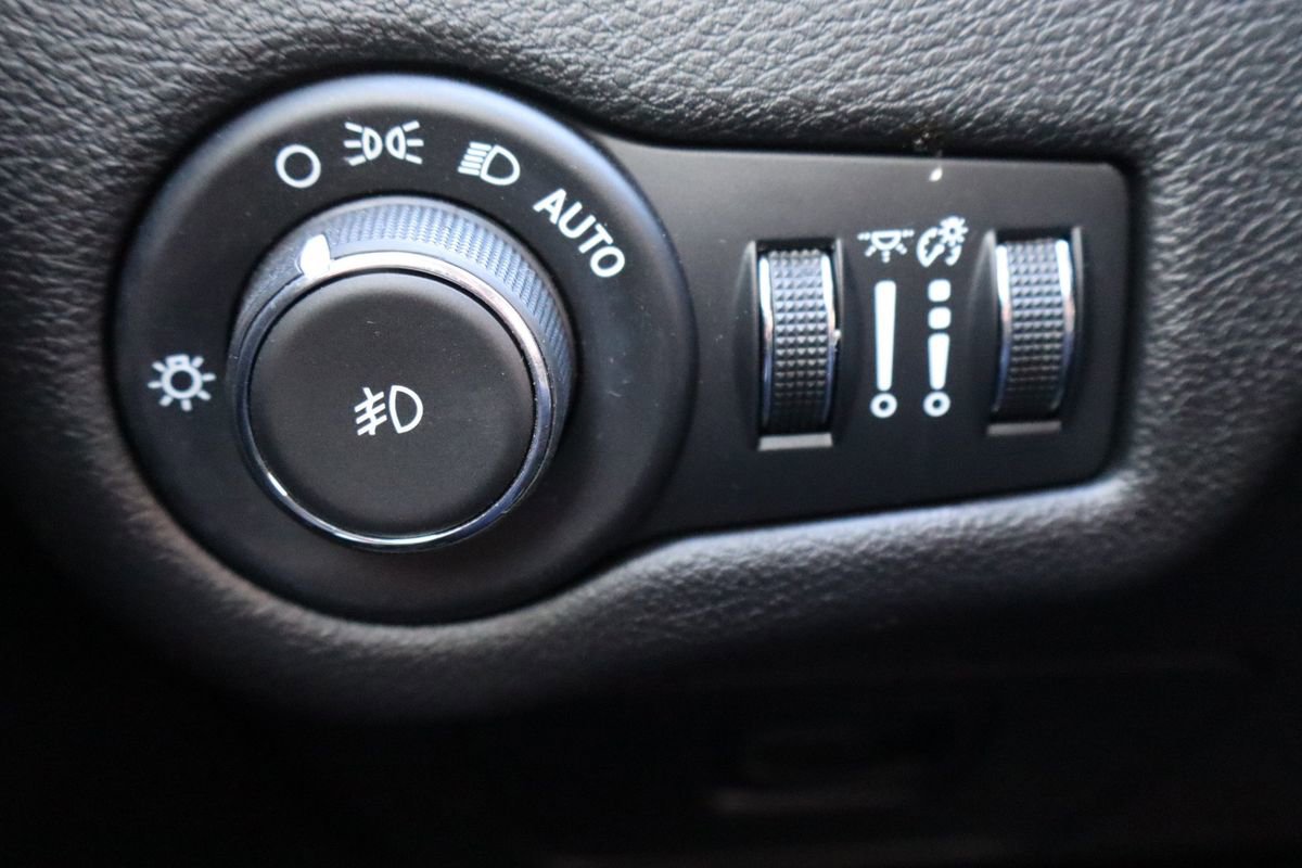 Used 2017 Jeep Cherokee Latitude FWD image 28