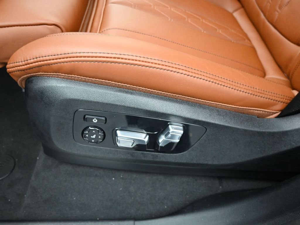 New 2026 BMW X5 xDrive50e w/ Premium Package AWD/4WD image 15