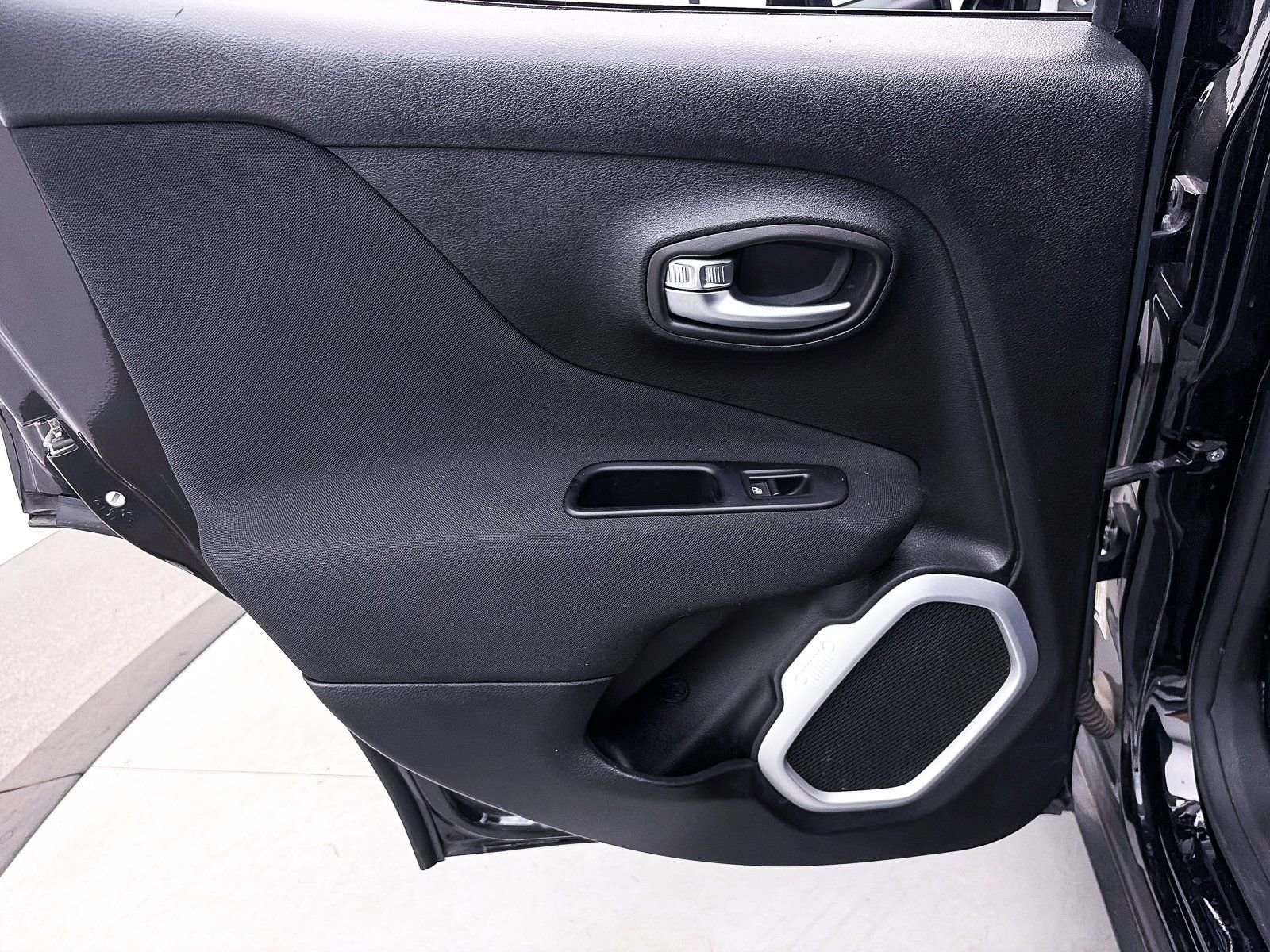 Used 2019 Jeep Renegade Latitude w/ Cold Weather Group image 28