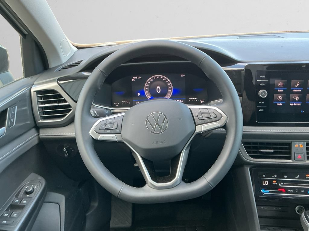 Used 2025 Volkswagen Taos SE AWD/4WD image 12