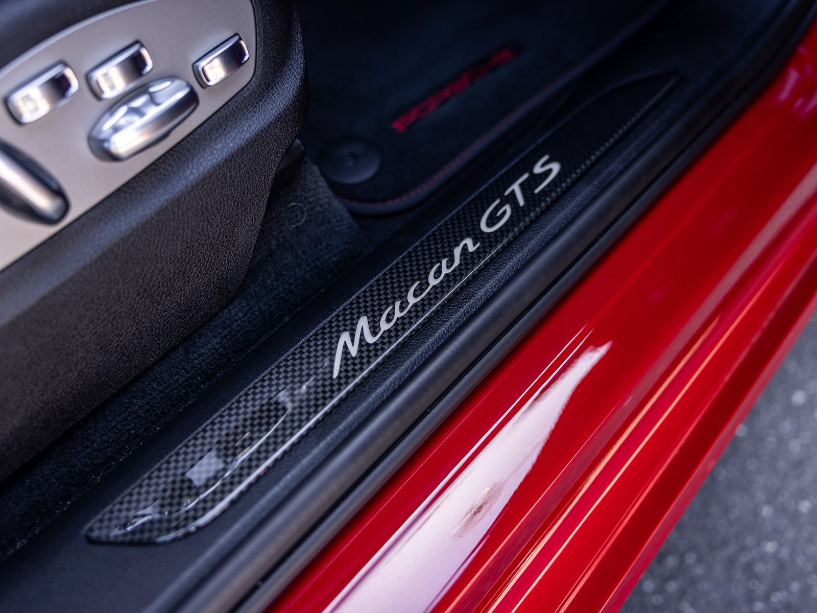 Certified 2024 Porsche Macan GTS AWD/4WD image 57