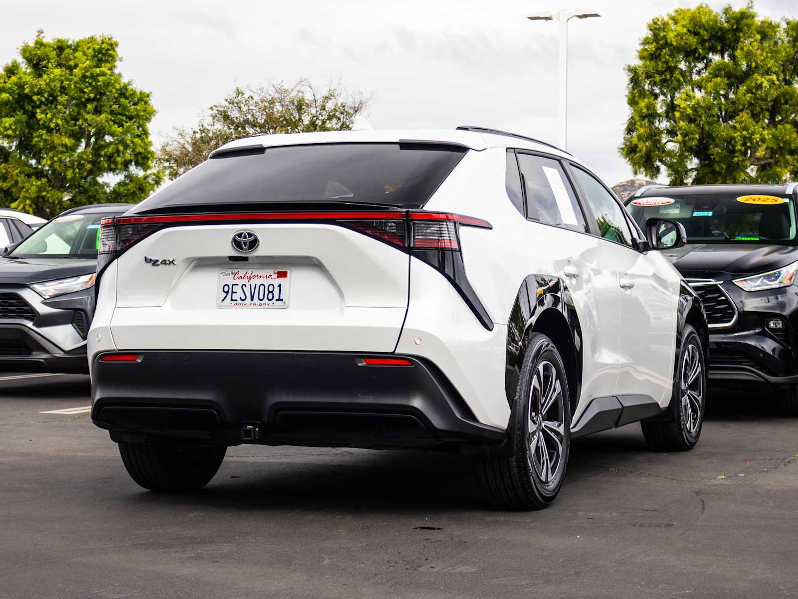 Used 2023 Toyota bZ4X XLE w/ Weather Package FWD image 10