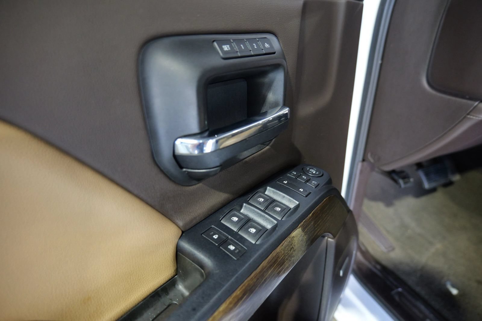 Used 2018 GMC Sierra 2500 Denali w/ Duramax Plus Package AWD/4WD image 22