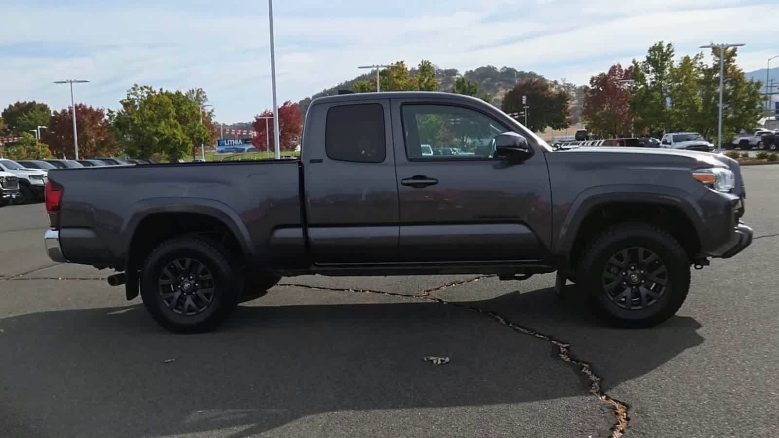 Used 2020 Toyota Tacoma SR5 w/ Blackout Package AWD/4WD image 9