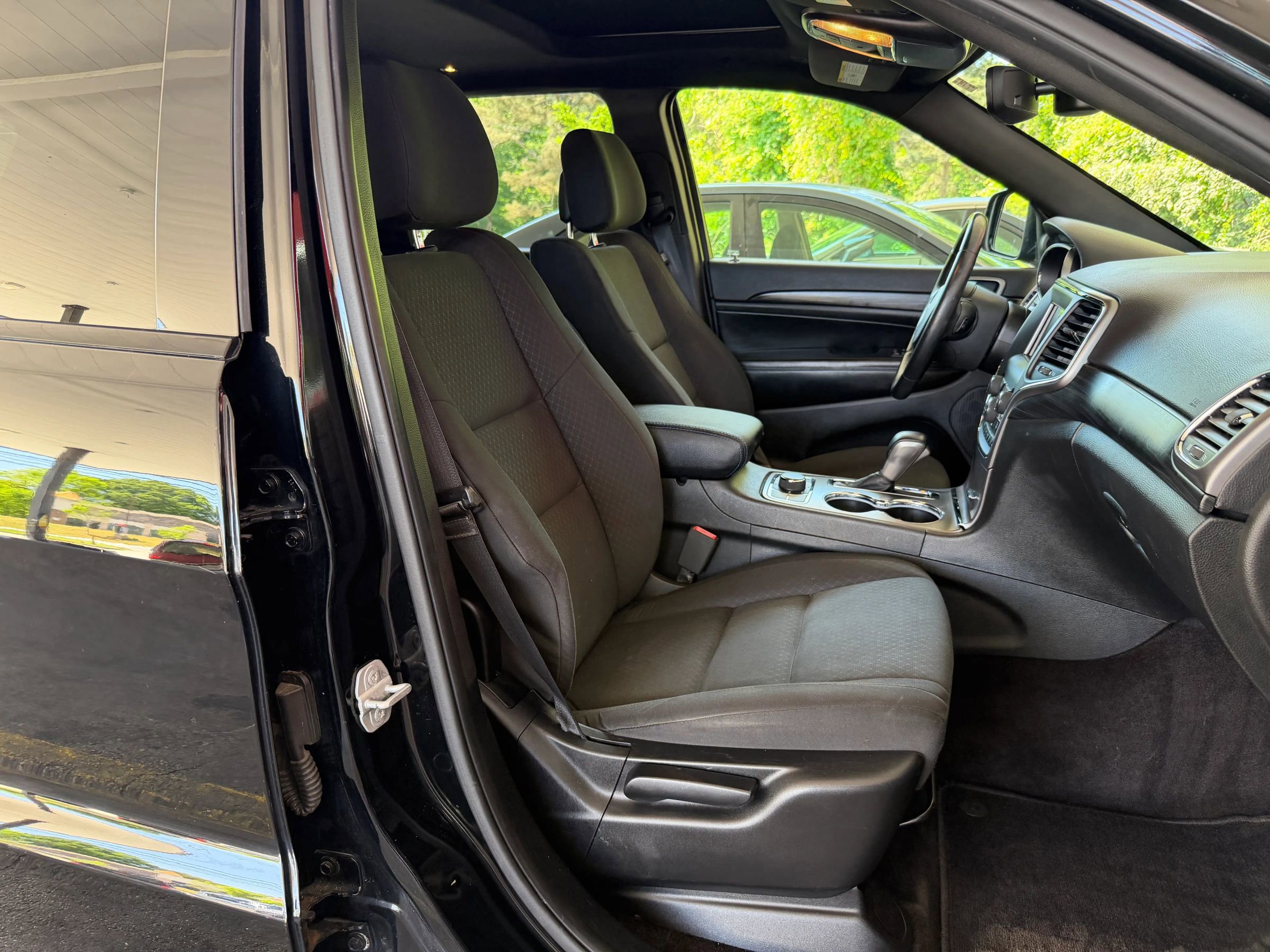 Used 2019 Jeep Grand Cherokee Laredo AWD/4WD image 10