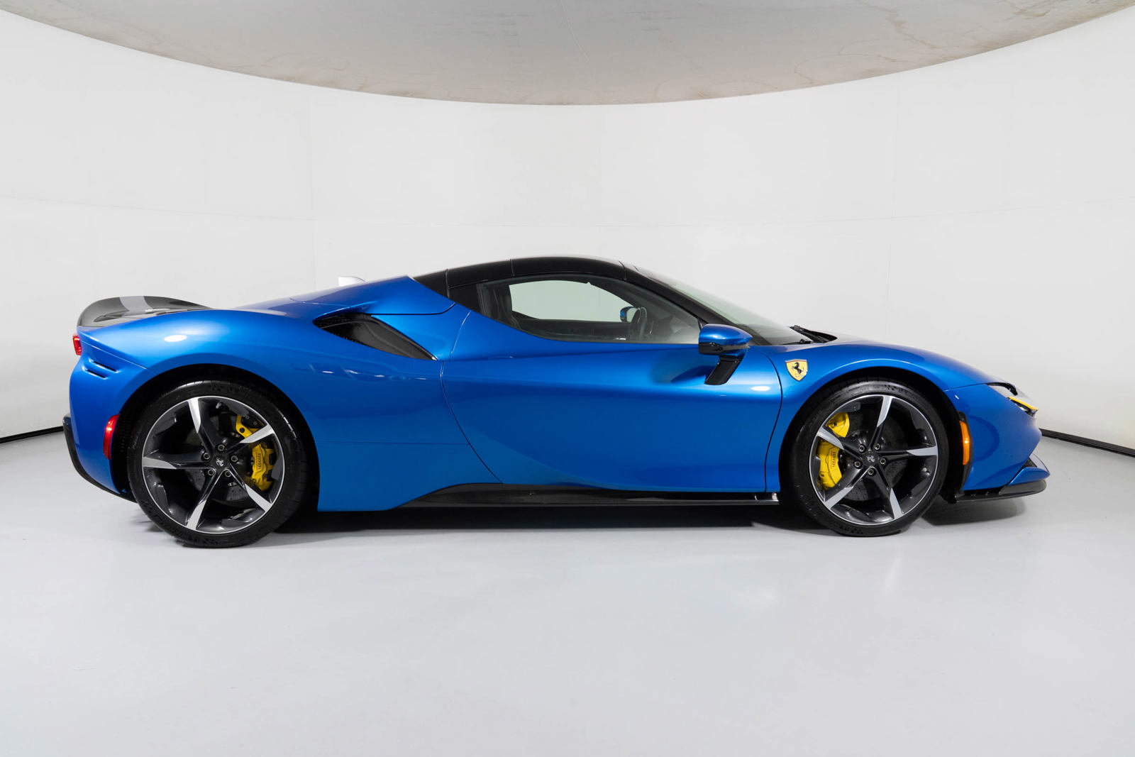 Used 2022 Ferrari SF90 Spider image 8