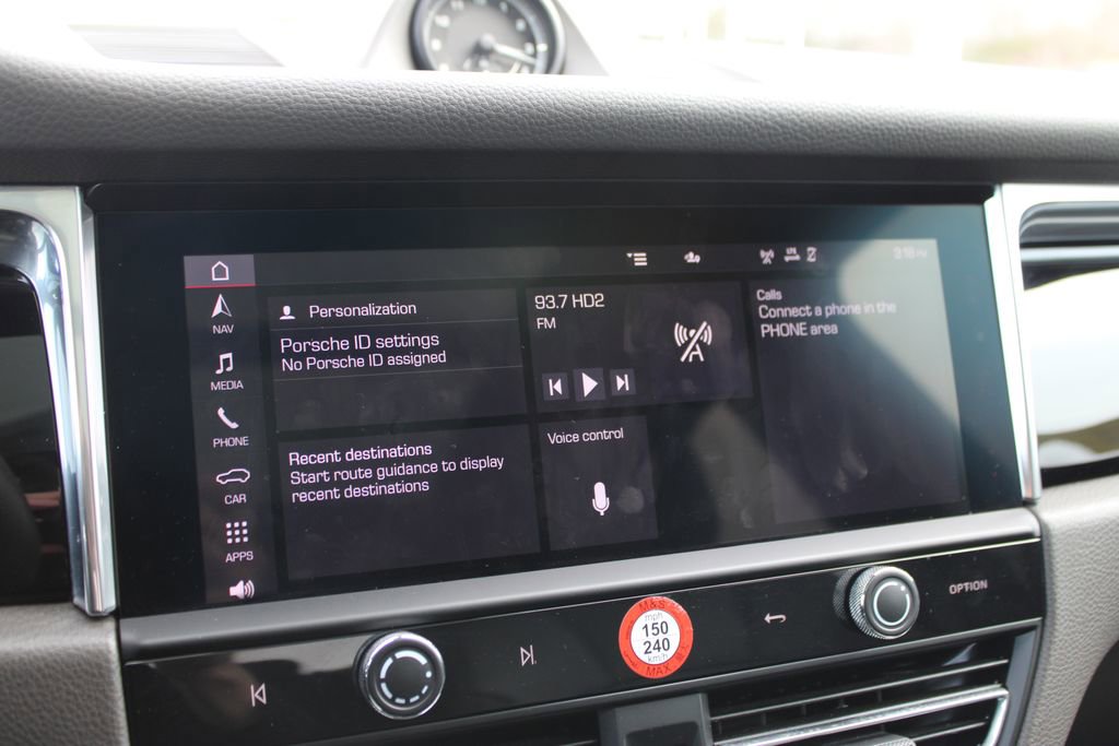 Used 2025 Porsche Macan image 18