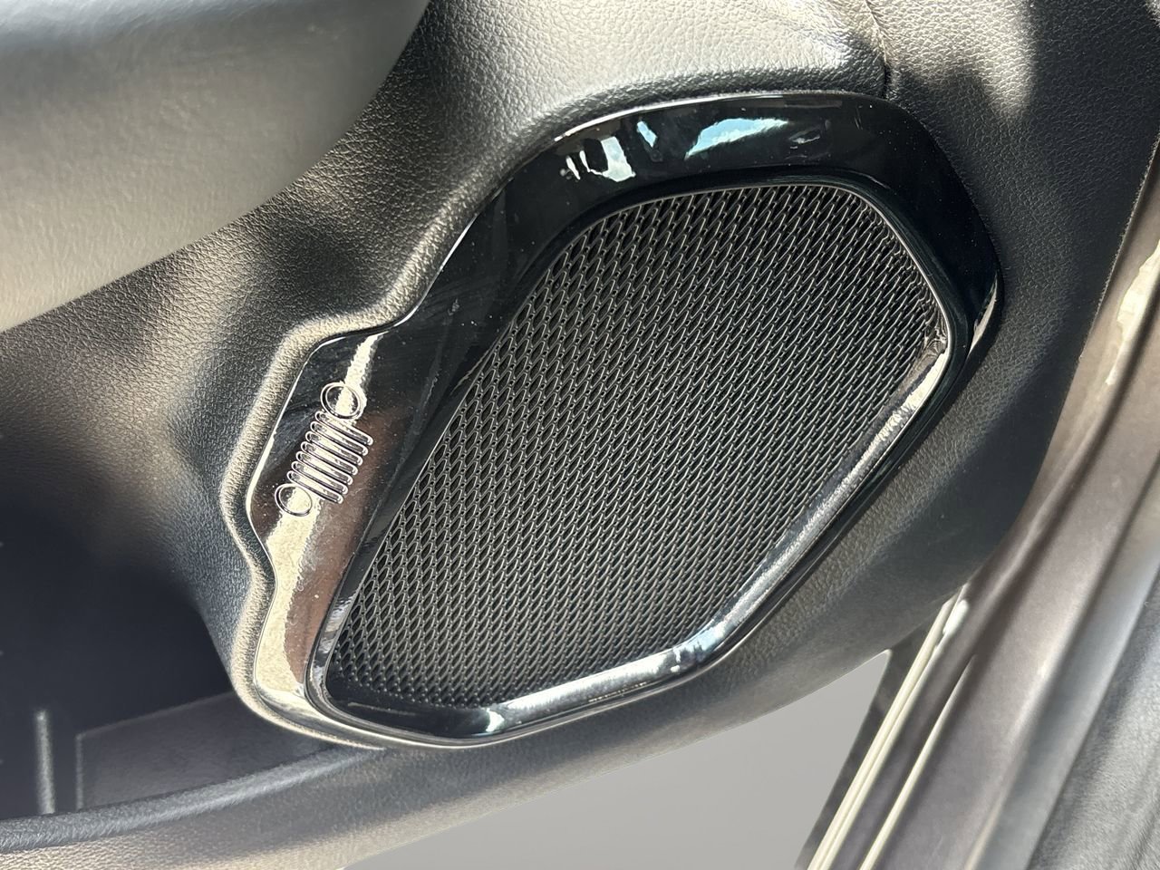 Used 2020 Jeep Renegade Altitude FWD image 17