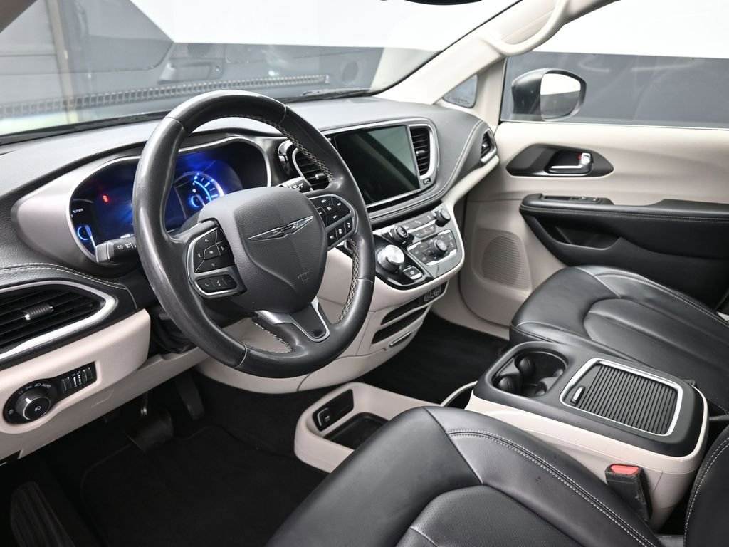 Used 2023 Chrysler Pacifica Touring-L image 19
