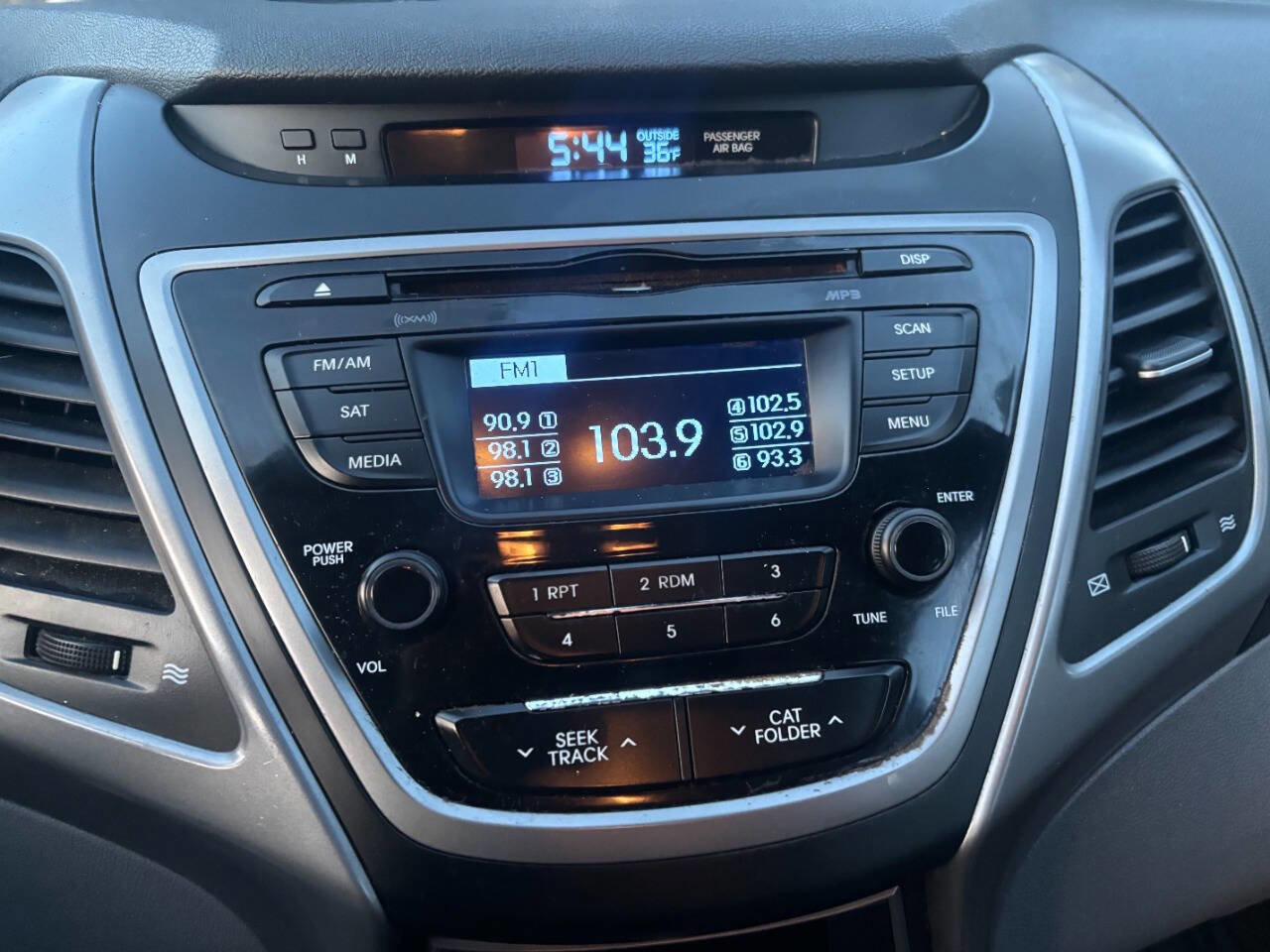 Used 2016 Hyundai Elantra SE image 29