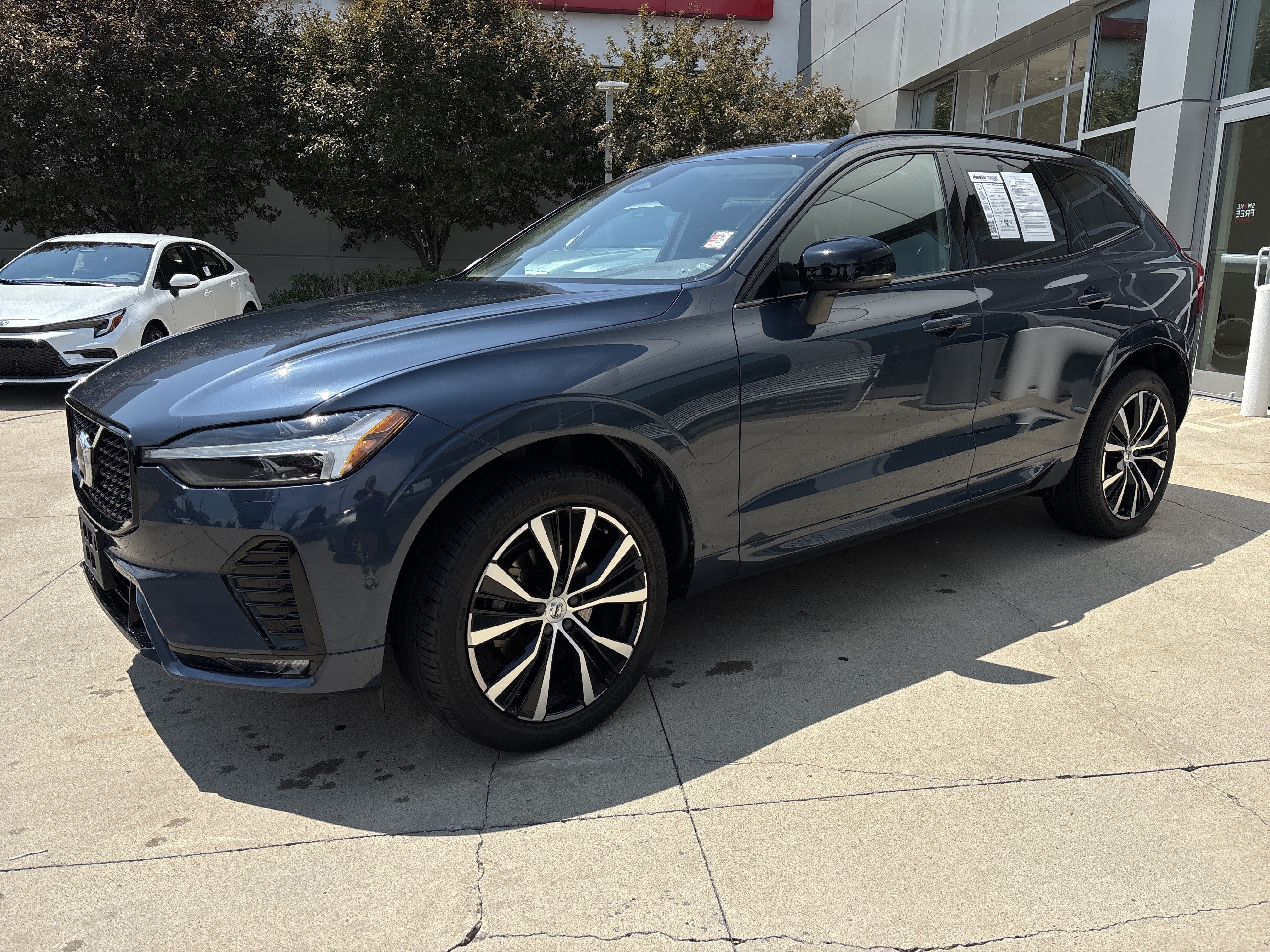 Used 2024 Volvo XC60 B5 Plus AWD/4WD image 3