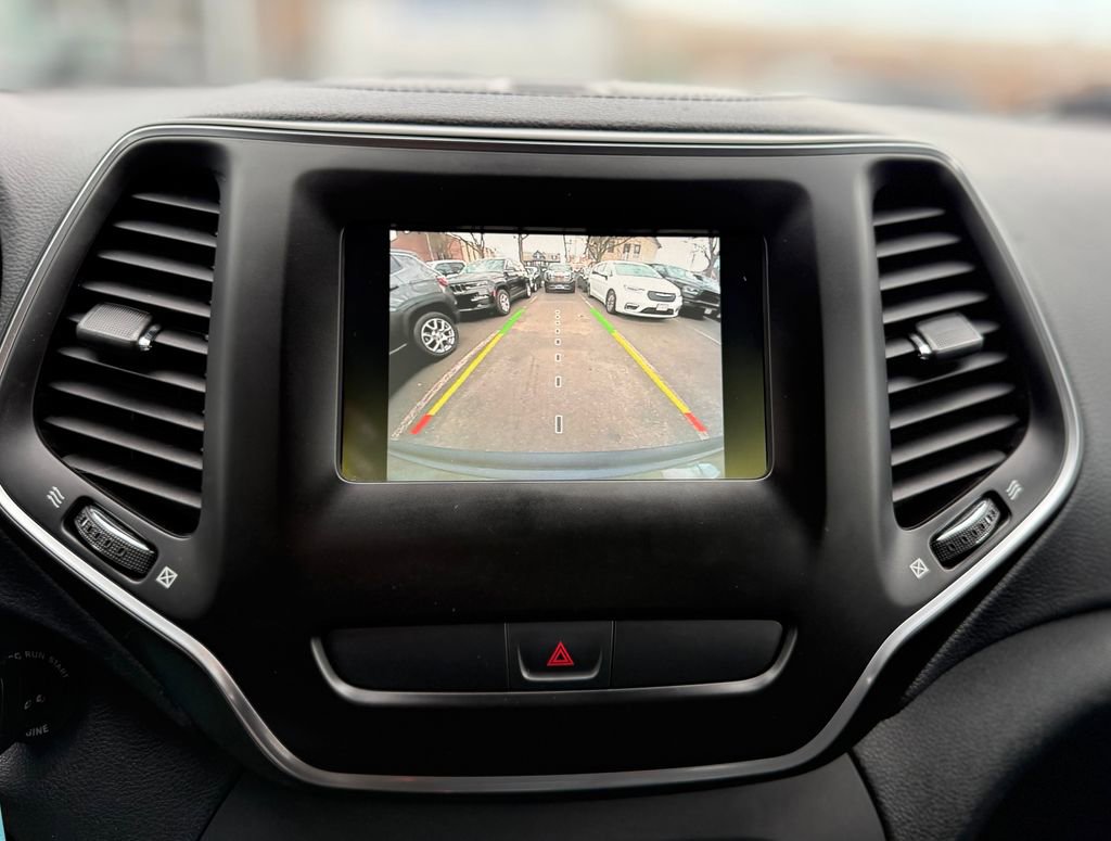 Used 2019 Jeep Cherokee Latitude w/ Popular Appearance Group image 27