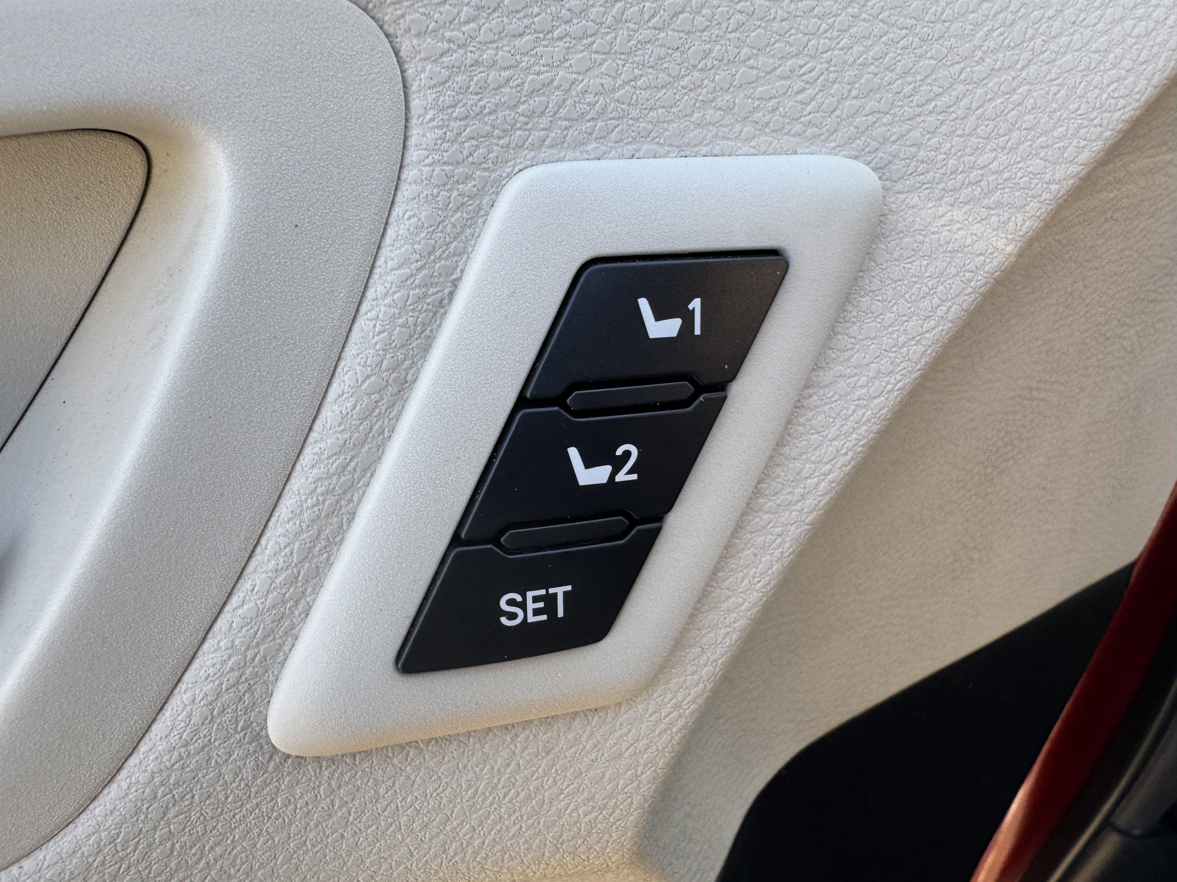 Used 2023 Toyota Sienna Platinum image 10